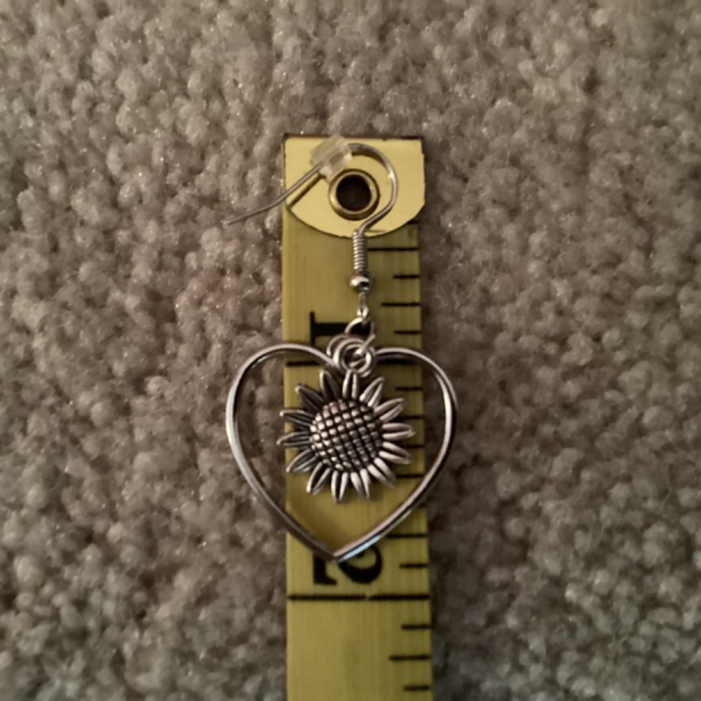 LAST PAIR Retro Boho Hollow Heart with Sunflower Earrings - Picture 3 of 3